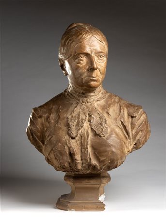 Achille  Alberti (1860 - 1943, ) 
Busto di donna in gesso Italia, XX secolo
 Altezza x larghezza x profondità: 64 x 45 x 30 cm.