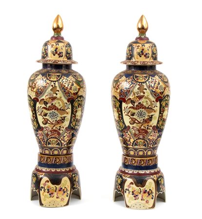  
Coppia di grandi potiches cinesi XX secolo
 Altezza x diametro: 136 x 46 cm.