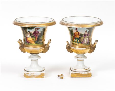  
Coppia di vasi francesi in porcellana seconda metà del XIX secolo
 Altezza x diametro: 25 x 19,5 cm.