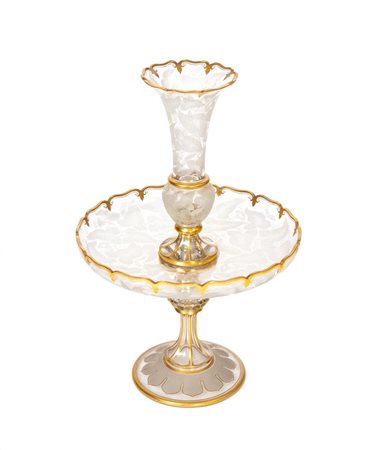  
Centrotavola in vetro con decori in oro Europa centrale, XIX secolo
 Altezza x diametro: 54 x 35 cm.
