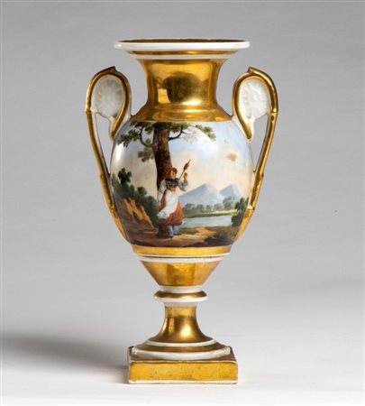  
Vaso Impero francese in porcellana dipinta XIX secolo
 Altezza x larghezza x profondità: 24 x 14 x 9 cm