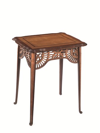 TAVOLINO RETTANGOLARE, INIZI SECOLO XX in legno di noce e acero; piano...