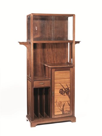 MOBILE VETRINA, INIZI SECOLO XX in legno di noce con intarsi in legno di...