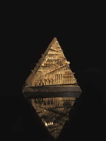 Arnaldo Pomodoro (Morciano di Romagna 1926) PIRAMIDE bronzo, cm 15x16x5; es....