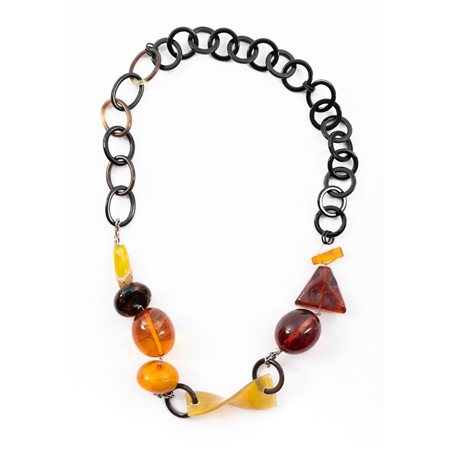 COLLANA in ambra con anelli in materiale plastico e metallo