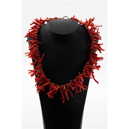 COLLANA con rami di corallo con susta in metallo
