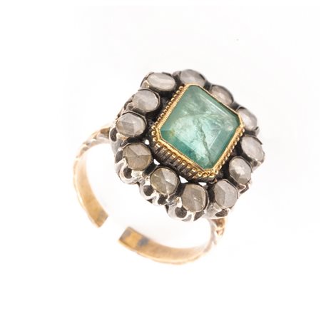 ANELLO in oro giallo 9 KT e argento con diamanti e smeraldo