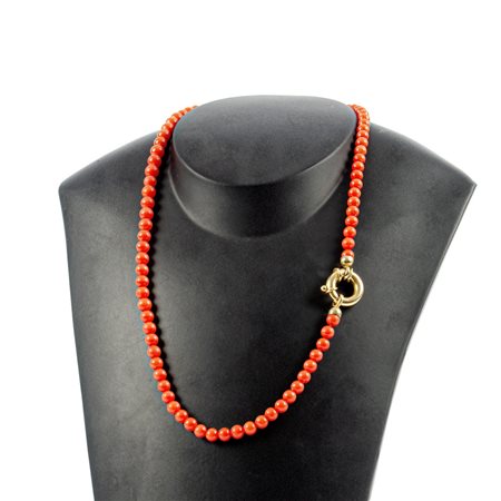 COLLANA con sfere di corallo e susta in oro giallo 18 KT