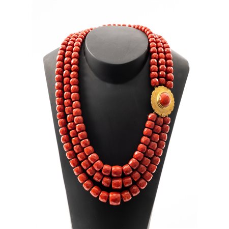 COLLANA a tre fili di corallo rosso con susta in oro 9 KT