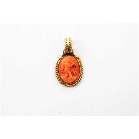 PENDENTE in oro giallo 18 KT lavorato con cammeo