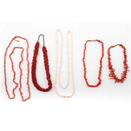CINQUE COLLANE di diversa tipologia in corallo