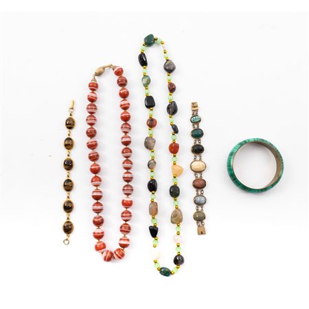 TRE BRACCIALI E DUE COLLANE di diversa tipologia
