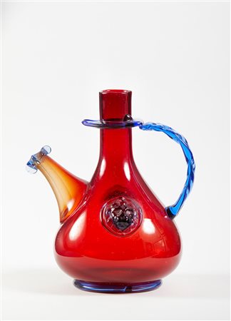 Vittorio Ferro (1932 - 2012) 
Brocca in Vetro Rosso con Leoni raffigurati 
Vetro Soffiato Cm 20x16