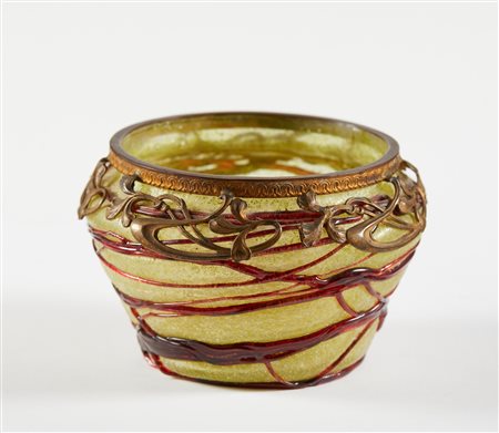 Loetz (attribuito a) (Klostermühle, 1836 - ) 
Vaso in Vetro Iridato Loetz con decori in metallo 
Vetro Iridato Cm 8,5x13