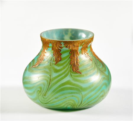 Loetz (attribuito a) (Klostermühle, 1836 - ) 
Vasetto Vetro Iridato Loetz con decori XX sec
Vetro Iridato Cm 10x13