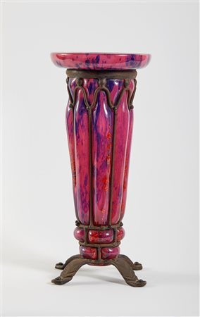 Daum (1878 - ) 
Vaso in vetro incamiciato con struttura in ferro XX sec
Vetro incamiciato Cm 25,5x11,5