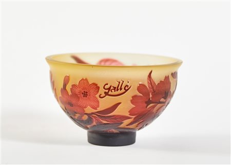 Emile Galle (Nancy, 04/05/1846 - Nancy, 23/09/1904) 
Ciotola in Vetro a Decoro 
Vetro Cm 8 x 13.5