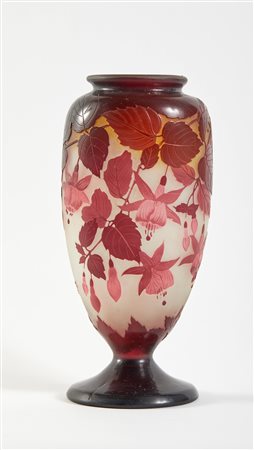 Emile Galle (Nancy, 04/05/1846 - Nancy, 23/09/1904) 
Vaso a decoro con fiori caduti dall’alto 
Vetro Cm 22 x 10