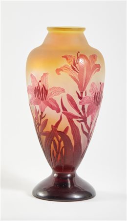 Emile Galle (Nancy, 04/05/1846 - Nancy, 23/09/1904) 
Vaso in Vetro a Decoro XX sec
Vetro Cm 25 x 10
