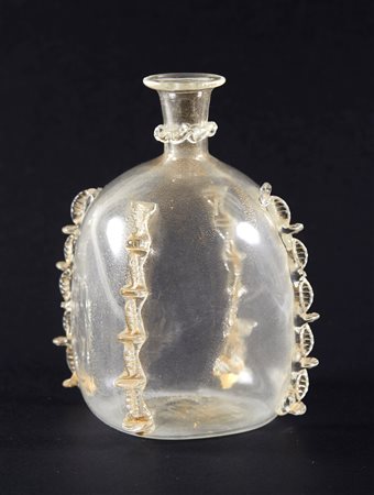 Vittorio Ferro (attribuito a) (1932 - 2012) 
Bottiglia in Vetro soffiato con morise XX sec
Vetro Soffiato Cm 16x8.5x9