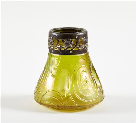 Loetz (attribuito a) (Klostermühle, 1836 - ) 
Vasetto 
 Cm 10x10