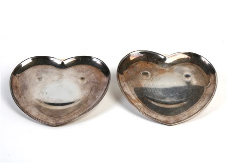 De Vecchi  
Coppia di svuotatasche a forma di cuore in argento 925 
 Cm 17x17,5x1