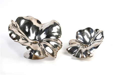 De Vecchi  
Coppia di candelabri a forma di fiore 
 Cm rispettivamente: 14x22,5x25,5; 10,4x16,3x17