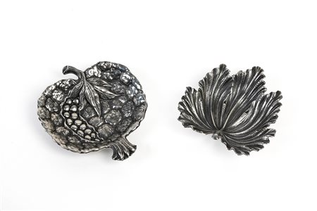 Buccellati  
Lotto composto da due piccoli posacenere a foggia di foglie in argento 800 
 Cm rispettivamente: 4x4; 4,5x4,5