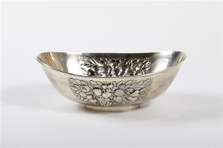  
Grande centrotavola in argento 925 cesellato a mano 
 Cm 13x40x25