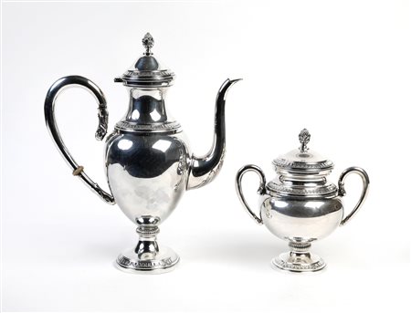  
Lotto composto da caraffa e zuccheriera in argento 
  Cm rispettivamente 29x20; 18x16