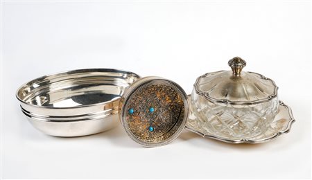  
Lotto composto da tre oggetti in argento 800 
 Cm rispettivamente 11,5; 15; 8