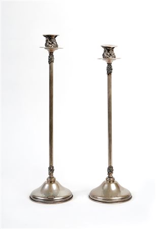  
Coppia di candelabri in argento 800 
 Cm h 37; 40