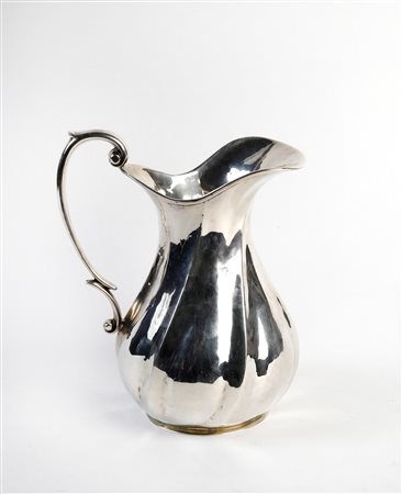  
Brocca in argento 800 
 Cm 20x13x17