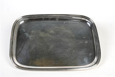  
Vassoio in argento 800. 
 Cm 32x23,5
