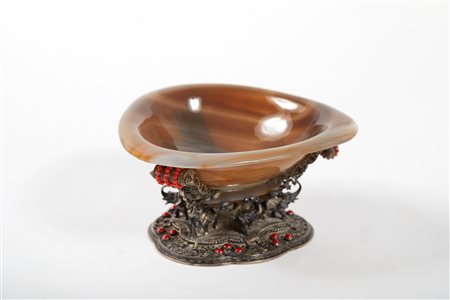Broggi  
Alzatina con base in argento 800 lavorato a foggia di decori ed elefanti, con inserti in corallo e piano in onice 
 Cm 10x17x20