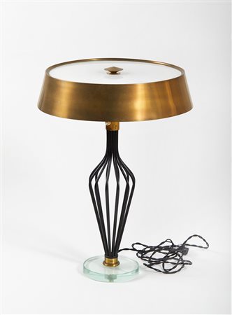 Max Ingrand (attribuito a) (Bressuire, 20/12/1908 - Parigi, 25/08/1969) 
Lampada da tavolo con paralume in ottone 
 Cm 54x35