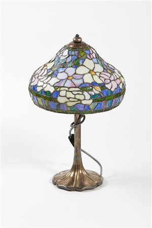 Giacomo Vavassori  
Lampada in argento 925 con paralume in vetro colorato ad effetto cloisonné 
 Cm 45x26,5 Ø