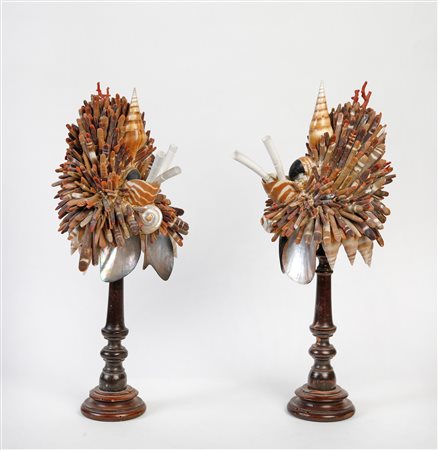  
Lotto composto da due oggetti da Wunderkammer, realizzati con una composizione di conchiglie e coralli 
 Cm 41x20x18