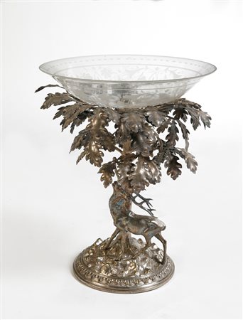  
Centro tavola in alpaca a foggia di foglie di quercia e cervo, con ciotola in cristallo inciso Anni ‘40
 Cm 48,5x38 Ø