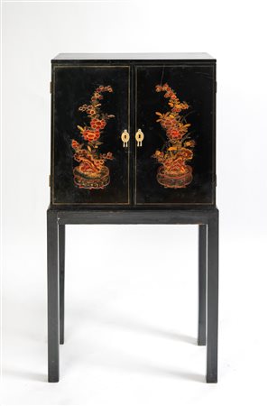  
Secretaire in stile orientale 
 Cm 130x66,5x33