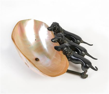  
Svuotatasche realizzato mediante una madreperla 
 Cm 4x10x13