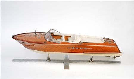 Riva Acquarama (attribuito a)  
Motoscafo in legno realizzato a mano 
 Cm 12x62x18