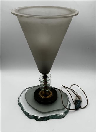 Fontana Arte (attribuito a)  
Lampada da tavolo in vetro opalino con base in cristallo e ottone Anni ‘50
 Cm 40x23x20