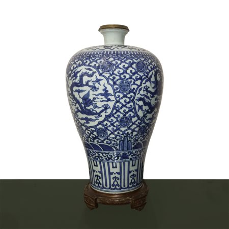 Vaso Mei ping riadattato come lampada da tavolo nel XIX secolo bianca con decori sui toni del blu, Ming , Dinastia Wanli , periodo