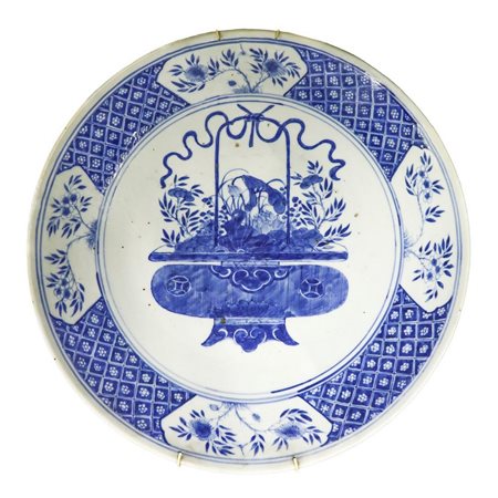 Piatto da muro in porcellana cinese, belonging to the , periodo of the 19° secolo empire