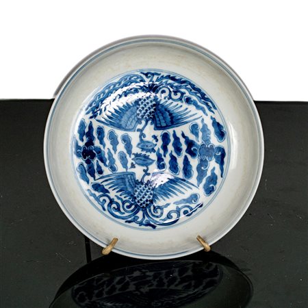 Piatto in porcellana bianca e blu con decori di fenici, Qing , Dinastia, Guangxu , periodo