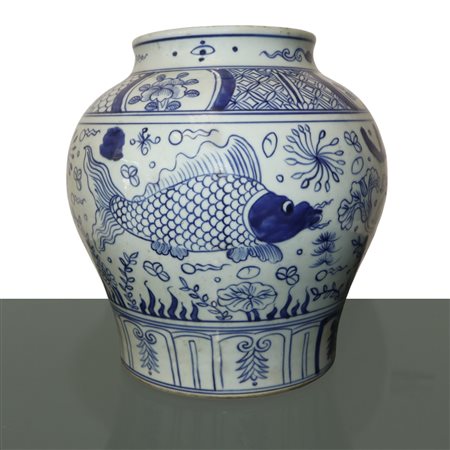 Vaso cinese in porcellana nei toni del blu e del bianco con decori di pesci e alghe, Ming , Dinastia