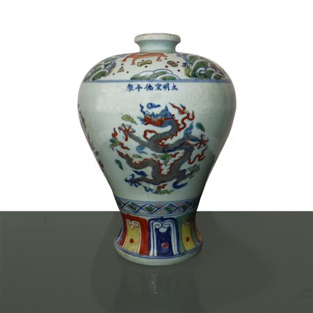 Vaso cinese Doucai Meiping dipinta con motivi tradizionali di dragoni, Ming , Dinastia