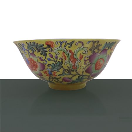 Ciotola con sfondo giallo e decorazione floreale policroma, Qing , Dinastia