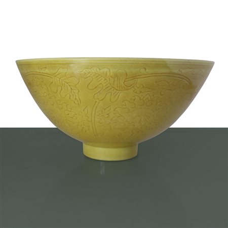 Ciotola gialla invetriata con incisioni floreali, Ming , Dinastia